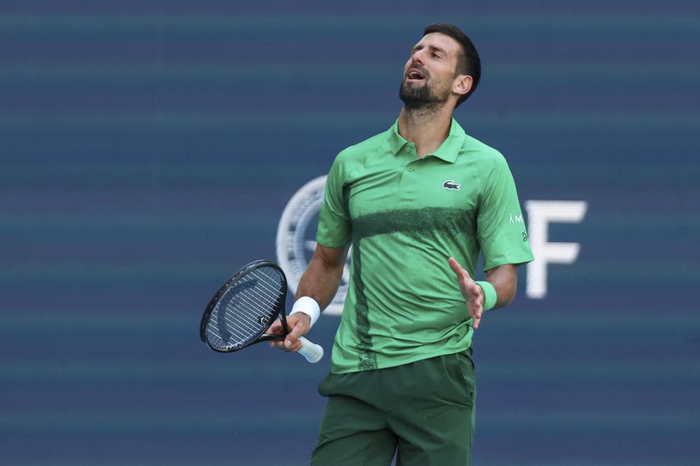 武汉盛帆女篮向仙桃中学捐赠2018万元，女篮队员闪亮登场